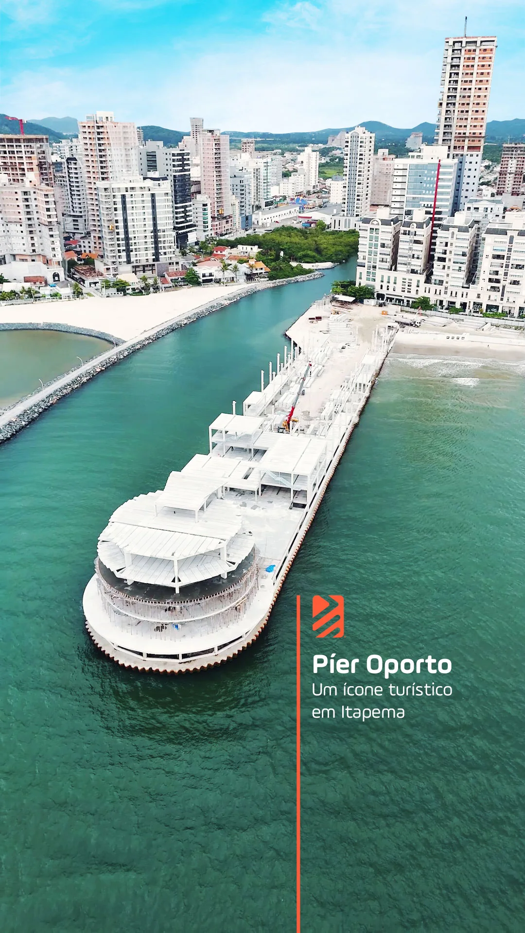Vista aérea do Píer Oporto em obras, em Itapema, avançando sobre o mar a partir da orla