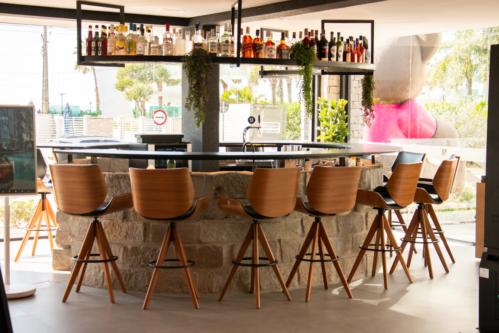 Bar da sede, com balcão, banquetas e espaço para convivência.